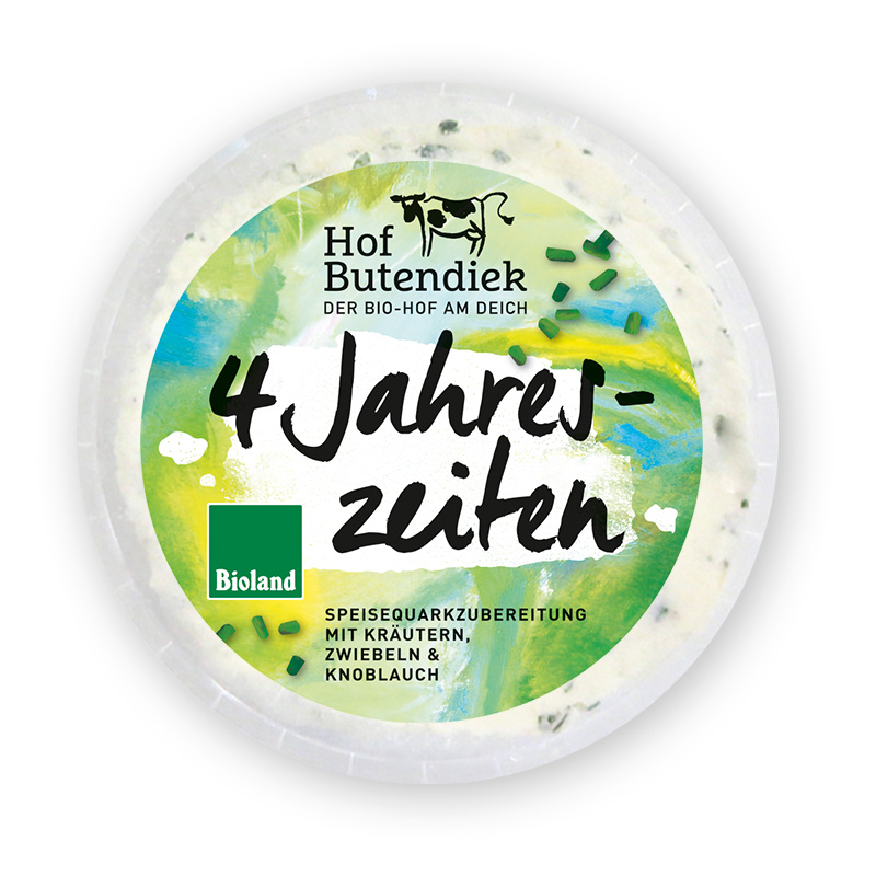 sorte-4-jahreszeiten-becher-offen 4-Jahreszeiten: Frischkäsebecher von oben mit grün-blauem Etikett, Titel und Logo vom Hof
