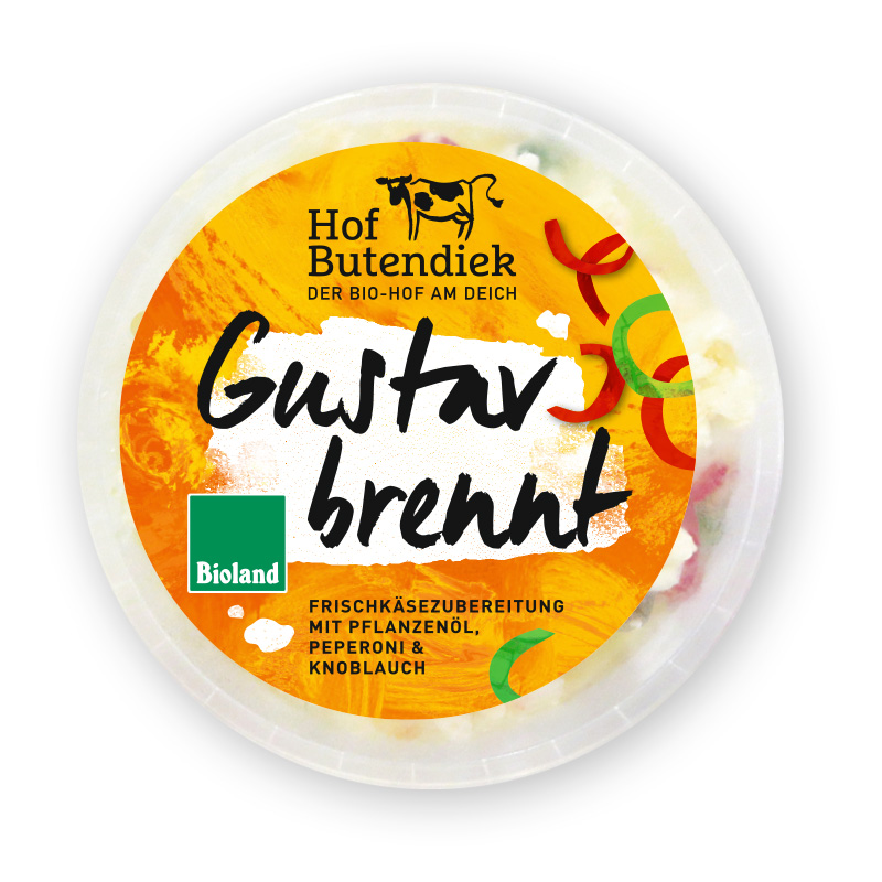 sorte-gustav-becher-offen Gustav brennt: Frischkäsebecher von oben mit orange-rotem Etikett, Titel und Logo vom Hof