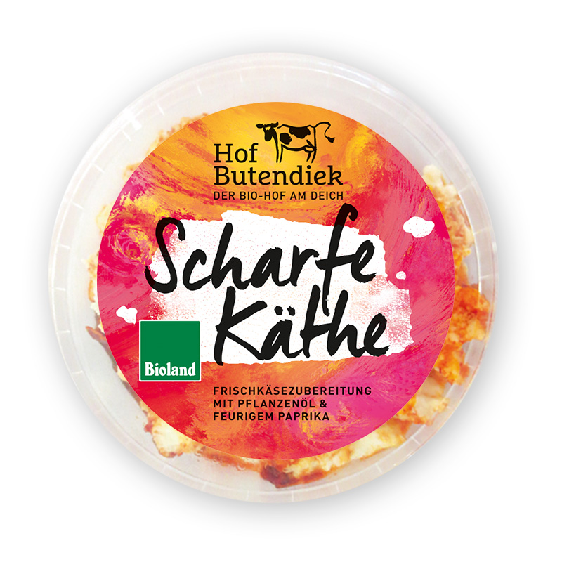 sorte-scharfe-kaethe-becher-offen Käthe: Frischkäsebecher von oben mit rot-orangenem Etikett, Titel und Logo vom Hof